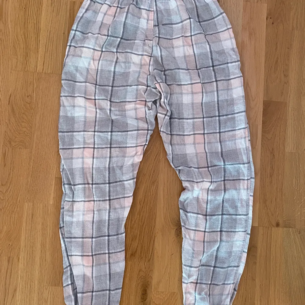 mysiga pyjamas byxor från cubus!! säljer för att de är för små och korta på mig! 75kr 💕💕💕. Jeans & Byxor.