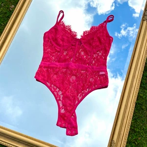 Neonrosa spetsbody från madlady  - Neonrosa, ser mer röd ut på bilden än vad den är, den är mycket mer neonrosa i verkligheten! Från madlady, storlek 36. Oanvänd! Få paketpris när du köper flera plagg! 🤩