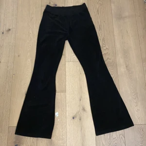 Mjukisbyxor - Ett par mjukisbyxor jag köpte för ett par dagar sedan på statsmissionen. De sitter midwaist och är stretchiga. Står inte vilken butik de är ifrån men tror de är från lindex. Säljer pga av att jag inte har någon använding för dom. Jättesköna:) skriv privat om du har ett bud eller någon fråga💕