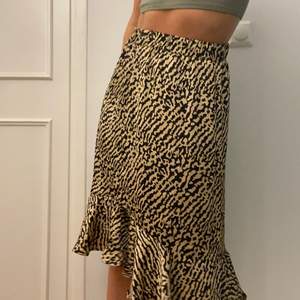 Kjol i leopard liknande mönster, stl S/M 💜