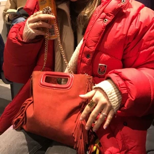 Fjällräven jacka - Säljer min fina röda fjällräven jacka 2020 modell, har inte kommit till så mke användning då den är lite för stor för mig😊 