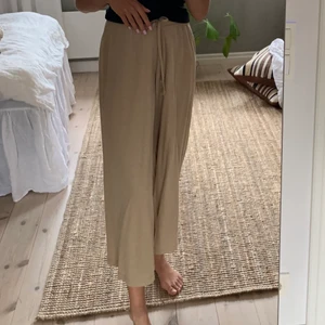 Beiga tygbyxor - Somriga vida beigea byxor från Gina Tricot. Tunna och svala i tyget och något korta i modellen. Nyskick. Nypris 249 kr, mitt pris 90 + frakt (samfraktar gärna). Stl XS men passar även S🤎🤎