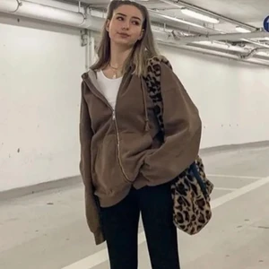 Brun ziphoddie  - En jättesnygg brun ziphoddie som är köpt här på Plick men är aldrig använd av mig och använd ett fåtal gånger av den tidigare ägaren. Skriv för fler bilder eller för frågor 😊