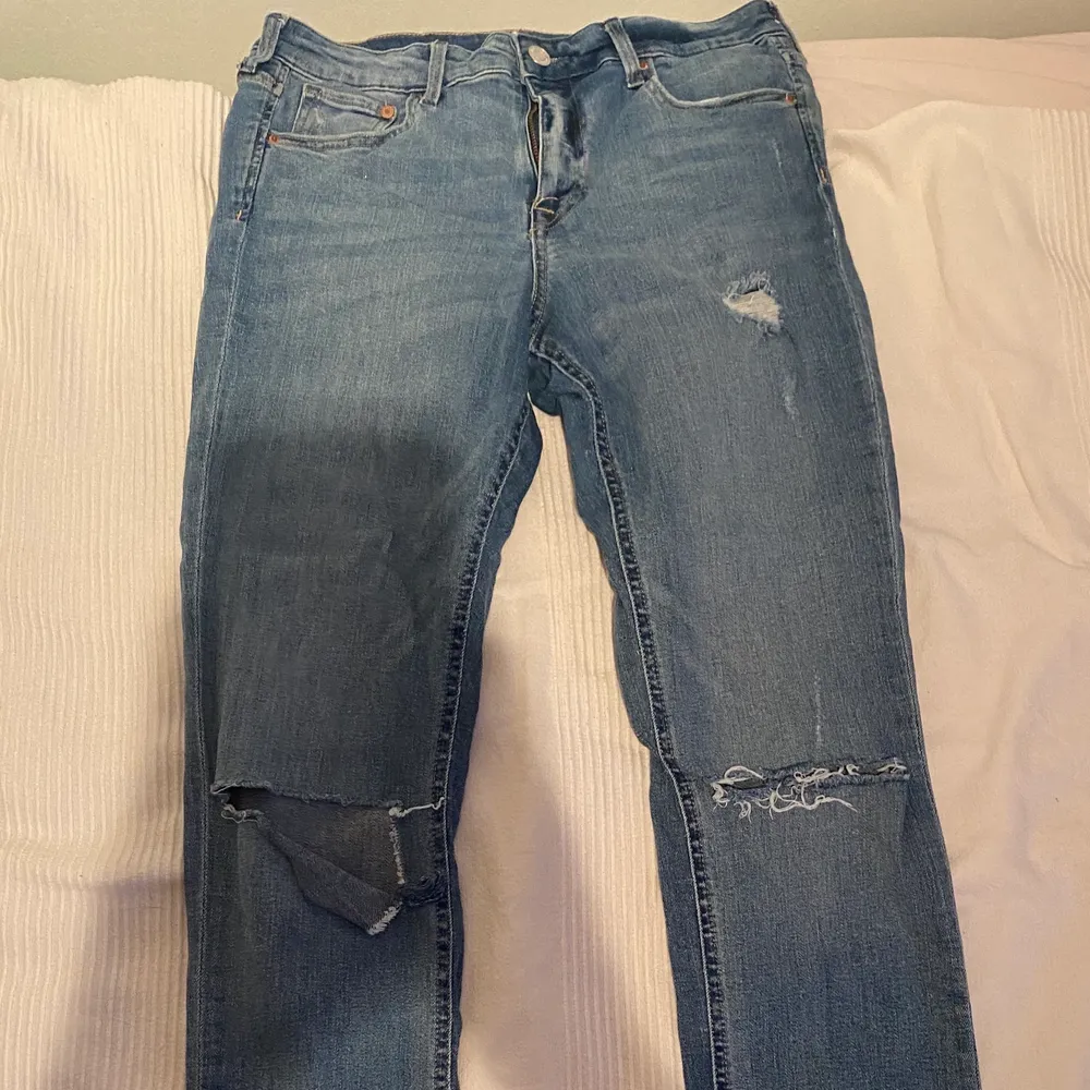 Blåa jeans från HM med slitningar. Osäker på storlek men passar 170cm. Säljer för 45kr plus frakt. . Jeans & Byxor.