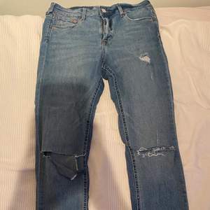 Blåa jeans från HM med slitningar. Osäker på storlek men passar 170cm. Säljer för 45kr plus frakt. 