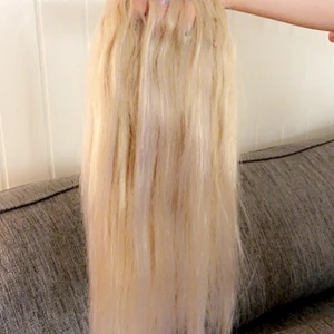 Äkta blont löshår  - Säljer mitt fina äkta löshår för har bytt hårfärg💕 håret är äkta och kan stylas på olika sätt och är endast använt ca 3 gånger och kommer skickas i original kartong och med kvitto så du kan se att det är äkta💕 det är 7 delar med en fin ljus blond färg som är slingat vilket gör att de smälter in bra i håret, fråga för bilder💕💕håret ser gula ut på bild än vad det är i värkligen💕