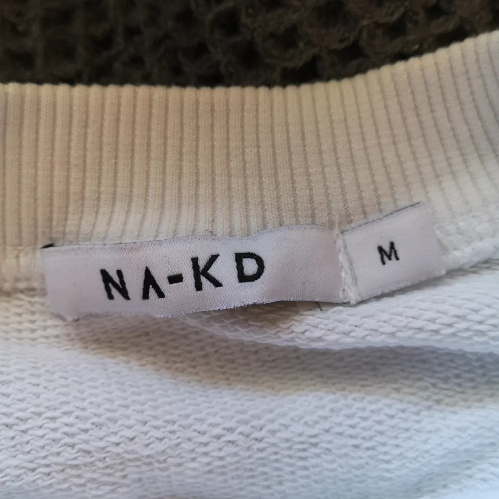 Enkel vit sweatshirt från NA-KD, fin och stilren som passar till allt. Inte så fodrad så passar perfekt till sommaren. . Hoodies.