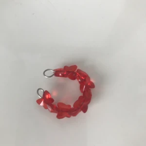 Egengjord ring  - Ringen är gjord av ståltråd och har röda fjärilar❤️.      Ringen öppen och då justerbar så den passar alla fingrar!