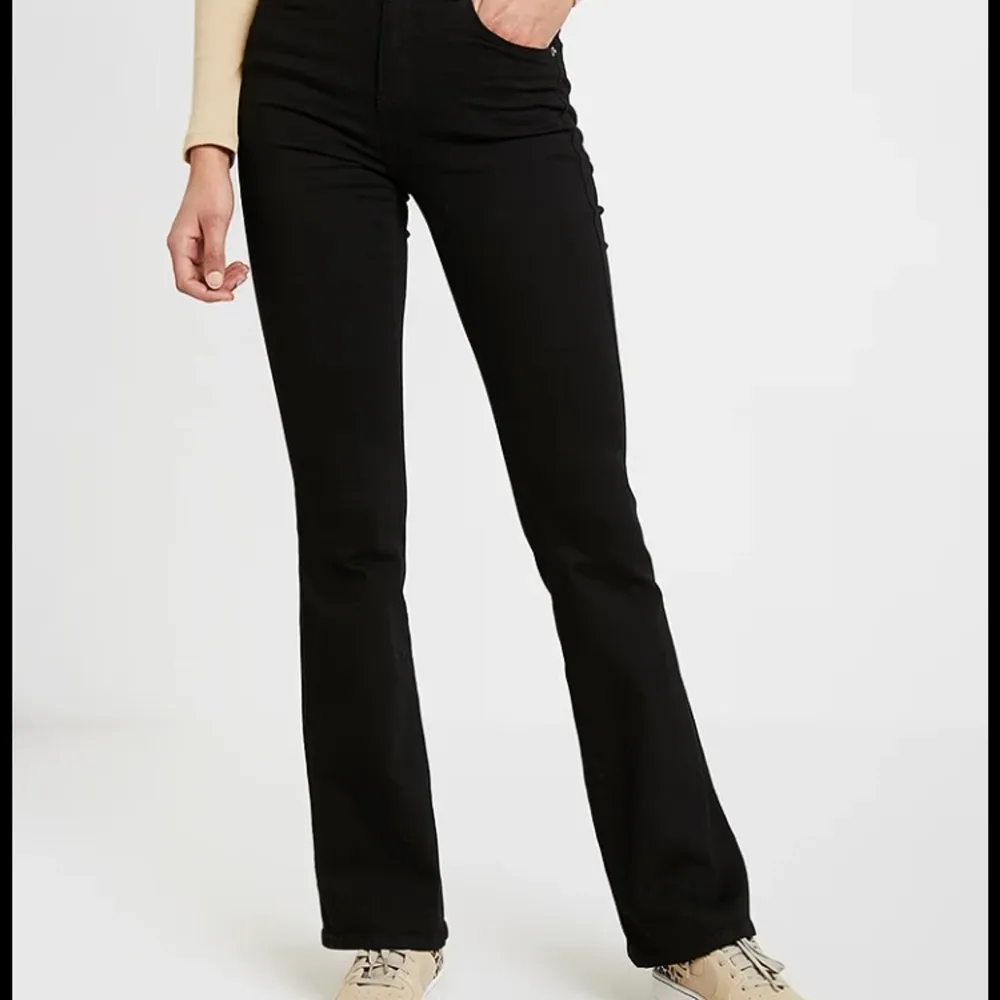 Säljer ett par svarta dr denim bootcut jeans , jag är 163 cm och dem passar superbra i längden på mig. Jeans & Byxor.
