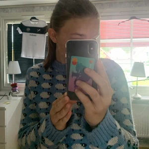 Tröja med får - Säljer min jättefina tröja med får på som jag tycker ger lite Harry Styles vibes💙 Köptes här på plick och jag säljer vidare den eftersom att den inte kommer till användning. Tröjan är i väldigt bra skick och den är i storlek L men sitter bra på mig som brukar ha S💙 ‼️Frakt tillkommer‼️