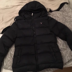 Gant jacka - Marinblå gant jacka i storlek 158/160. superfin å endast använd en vinter. Säljer pga att den blivit för liten. Köptes för 2000kr och säljer för 700 (går att diskutera pris!)💓 dm för fler bildet