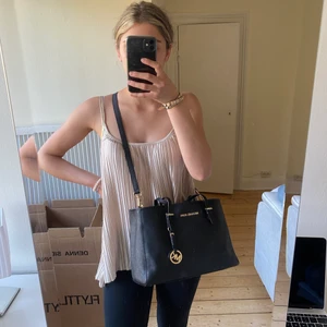 Michael kors väska i svart  - Säljer denna super fina michael kors väskan i svart i mycket bra skick!! Har tyvärr slarvat bort kvittot men man ser på väskan att den är äkta!! Frakt tillkommer, 63kr!💗 (Inga oseriösa köpare) Letar efter snabba affärer!!!☺️ Skriv privat om ni vill ha bilder eller har frågor! 