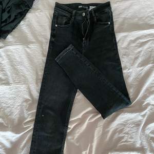 Säljer dessa svarta jeans från zara i storleken 34
