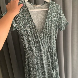 Grön Sommarklänning - Superfin grön Sommarklänning från Pull & Bear. Storlek S💚