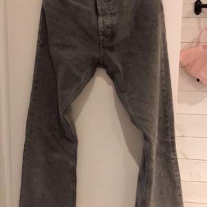 Säljer mina hope rush denim ”bleach grey” i storlek 29 Endast använda ett fåtal gånger, så dem är i väldigt bra skick. Bid: 1000 Bin: 1500