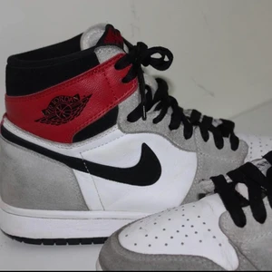 Jordan smoke gray -  ett par Jordan smoke gray dom är äkta men finns tyvärr ingen box o kvitto men köpt från sneakerhyllan i Göteborg! 