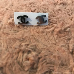 Chanel örhängen silver  - Helt nya Chanel örhängen i silver 
