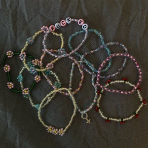Handgjorda armband! - Hej hörni! 💕🌺💖🤍🌼 Jag heter Lea och tänker äntligen börja sälja mina handgjorda armband! Ni kan hitta all info på min instagram @leas.smycken ! Men kortfattat kommer ni kunna beställa egendisagnade armband och köpa ifrån mina släpp som kommer regelbundet!❤️