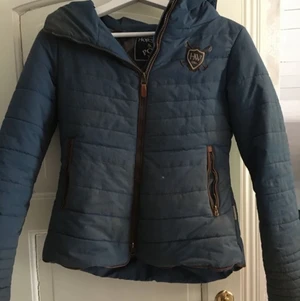 Ridjacka säljes  - Ridjacka säljes för 300 vinter ridjacka väldigt fin och hel.