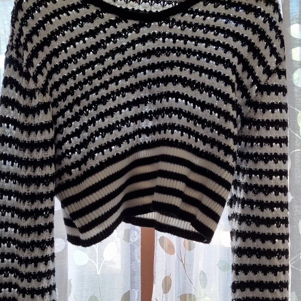 Size 38, black and white and black knitted sweater.. Stickat.