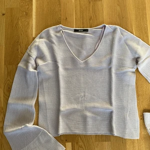 Stickd tröja  - Stickad tröja storlek s nästan helt ny. Endast använd två gånger. Den är pastell lila men det syns tyvärr inte så bra i kamera. 