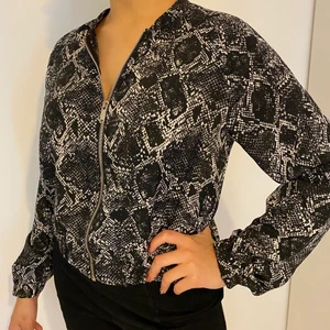 Ormskinnsmönstrade jacka - Fin svart ormskinnsmönstrade jacka från Ginatricot. Stl 34/S. Pris: 70kr