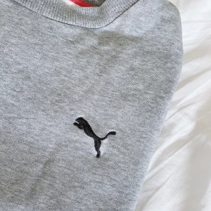 Puma sweatshirt - Flyttrensar garderoben så här kommer plagg jag inte använt på länge tyvärr, allt är fint skick 