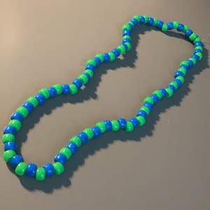 Det är ett halsband i grönt och blått bra skick passar mig💕 11 år
