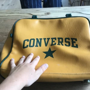 Converse väska utan skador. L:32 x h:25 - säljer denna väska i fint skick då den inte används längre. 75 kr eller högstbjudande. 