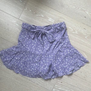 Zara Kjol  - Söt kjol/ shorts från Zara. Stl S. Lila och vitblommig