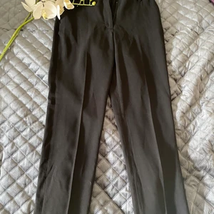 Kostymbyxor - Snygga kostymbyxor som passar mig perfekt som är 160cm. Storleken är 34 och köptes på HM.