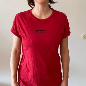 Levi’s t-shirt - Röd äkta Levi’s t-shirt. Mjuk och stylig. Passar storlek 36-38-40