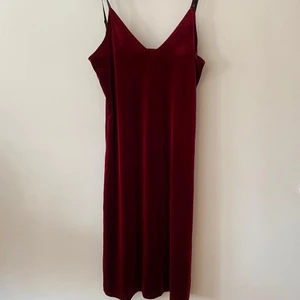 Vinröd sammetsklänning  - Storlek L (40/42/44). Mjuk och tjock sammetstyg. Aldrig använts.