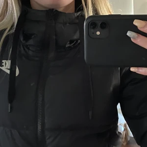 Nike jacka - Säljer min nike jacka i storlek s som går att vända ut och in så att det blir som en ”ny” jacka. Säljer på grund av att den blivit förkort i mina armar. Använd en vinter/vår. Nyskick. Nypris 1099:-. Mitt pris 599:- eller högsta bud. Vid eventuella frågor hör gärna av er. 