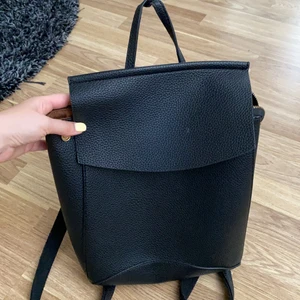 Svart ryggsäck/väska  - Svart ryggsäck med bra utrymme. Kan hämtas i Stockholm eller fraktas! 