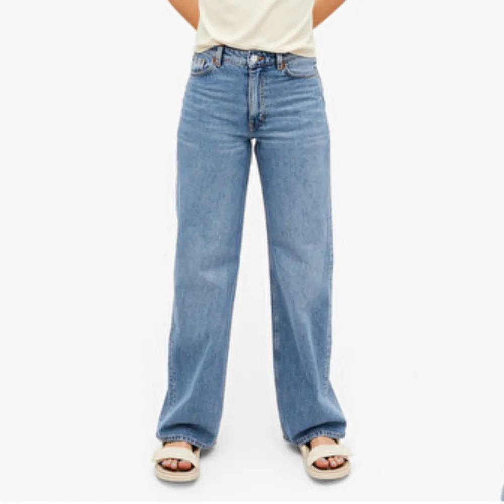 Säljer dessa sjukt snygga jeans från monki i modellen Yoko! Jag har sprätt upp ena benet nertill så att dem är lite längre också! Skriv för fler bilder! Säljer då de e för små, kan mötas upp i Stockholm annars tillkommer fraktkostnad☺️. Jeans & Byxor.