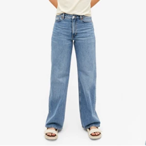 Jeans - Säljer dessa sjukt snygga jeans från monki i modellen Yoko! Jag har sprätt upp ena benet nertill så att dem är lite längre också! Skriv för fler bilder! Säljer då de e för små, kan mötas upp i Stockholm annars tillkommer fraktkostnad☺️