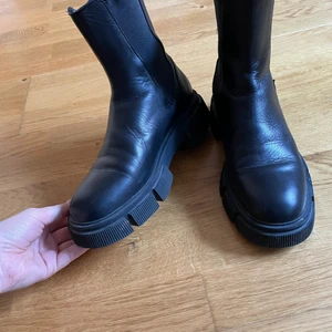 Zara Leather Chunky Boots - Zara Leather Chunky boots in perfect condition! Looove them but they are too small for me (i’m a size 41 and these are 40). 400 + Frakt ❤️🌸