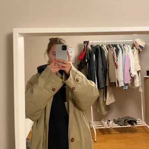 Oversize trenchcoat - Grön Oversize trenchcoat i bra skick. Jag är 165 cm lång 