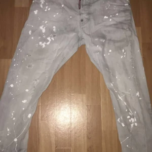 Dsq2 byxor  - Jag säljer ett par dsq2 byxor då dem är för små på mig. Dem är använda men fortfarande bra skick. Pris kan gå ner vid snabb affär. Äkta byxor.