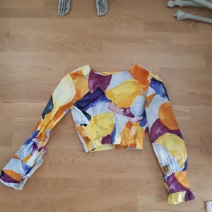 NA-KD Blus - Fin NA-KD blus som tyvär är för liten för mig:/ 