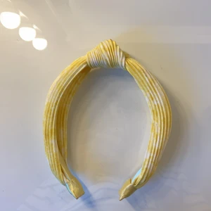 Gult hårband  - Ett jättefint hårband från Lindex aldrig andvänd lite små fläckar men det syns knappast. 💛