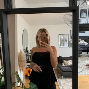 Linne med spets - Svart linne med spets upptill & volang nertill 