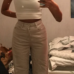 Straght jeans  - Säljer mina jättefina jeans från hm. Köpte de förra månaden och har bara använt de 3-4 gånger. Inget fel på jeansen o nästan som helt nya. Köparen står för frakten o skriv om ni har några frågor 💕