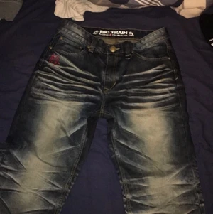 y2k baggy jeans  - big train jeans helt jettade med gött print och allt
