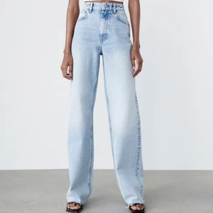 Jeans - Säljer dessa snygga byxor ifrån zara pga att jag ej använder dom och dom har blivit förstora i midjan på mig. Dom är i ett jättebra skick och har använt dom 4ggr. Dom går över skorna på mig som är 1,66, för bättre bilder kom privat😊