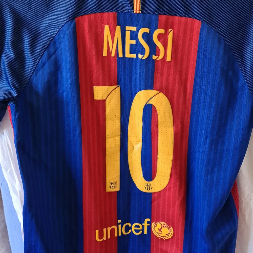 Storlek S (dam) från 2016, Messi Barcelona. 750 kr i nypris. Bra skick. . Hoodies.