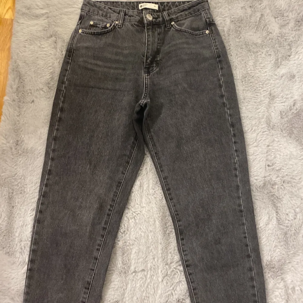 Mörkgråa jeans, nästan svarta, från GinaTricot. Stl 34. Väldigt bra skick. Jeans & Byxor.