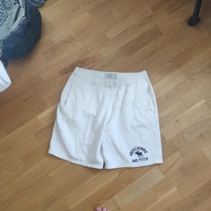 Abercrombie and Fitch shorts - Väldigt breda Shorts från Abercrombie and Fitch köpta i USA och är okej skick.