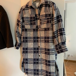 Jacka h&m - Säljer min jacka från h&m!! Köpt hösten 2020 och har använt den ett fåtals gånger. Pris 300 kr